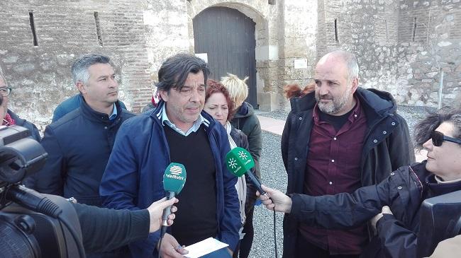 José García Llorente, de la asociación 14 de Abril Costa, acompañado por los representantes de Podemos e IU.