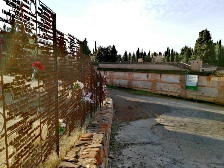 Detalle del Memorial a las víctimas del franquismo junto a las tapias del cementerio de Granada, Lugar de Memoria Histórica de Andalucía.