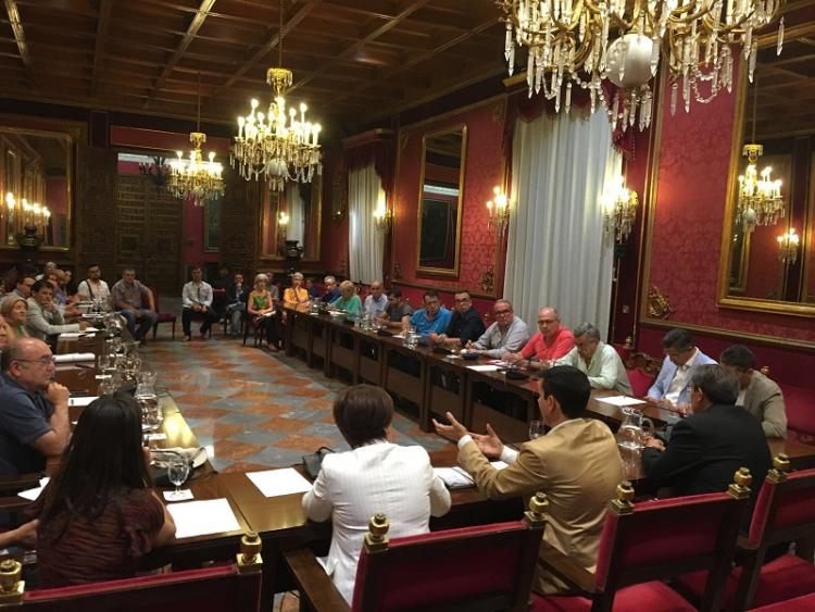 Un momento de la reunión celebrada en el salón de plenos de la capital.