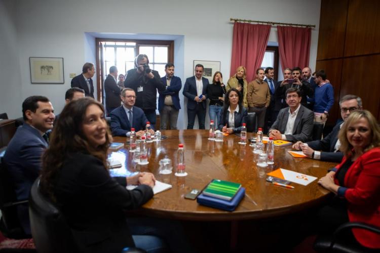 Mesa negociadora en el Parlamento de Andalucía.