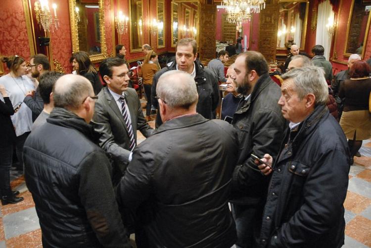 El alcalde conversa con integrantes de la Mesa del Ferrocarril.