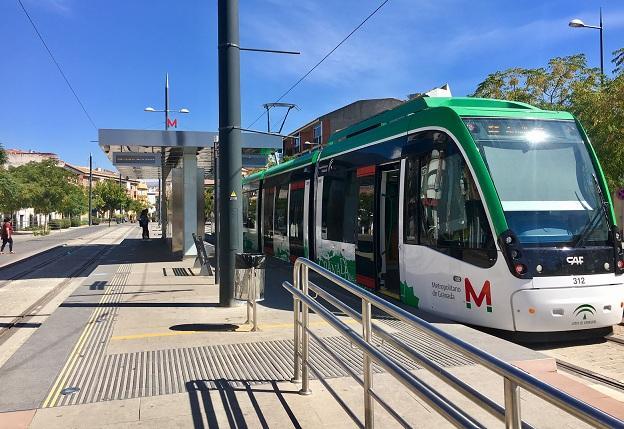El Metro a su paso por Armilla.