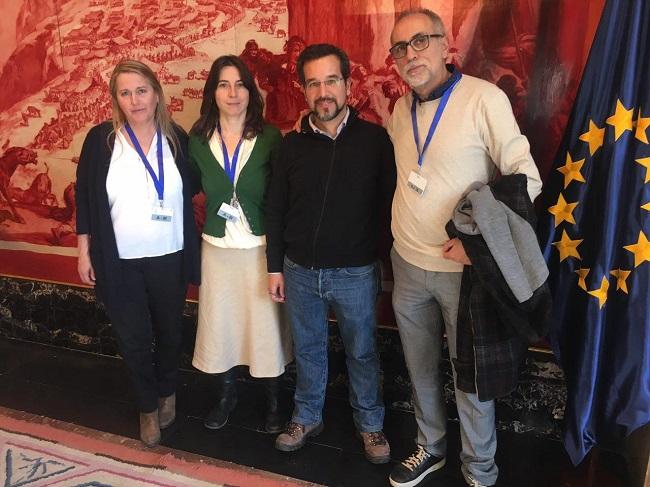 Marta Gutiérrez con Sergio Pascual y los representantes de la Marea Amarilla.