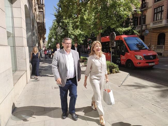 La ministra de Transportes con el secretario general del PSOE de Granada. 