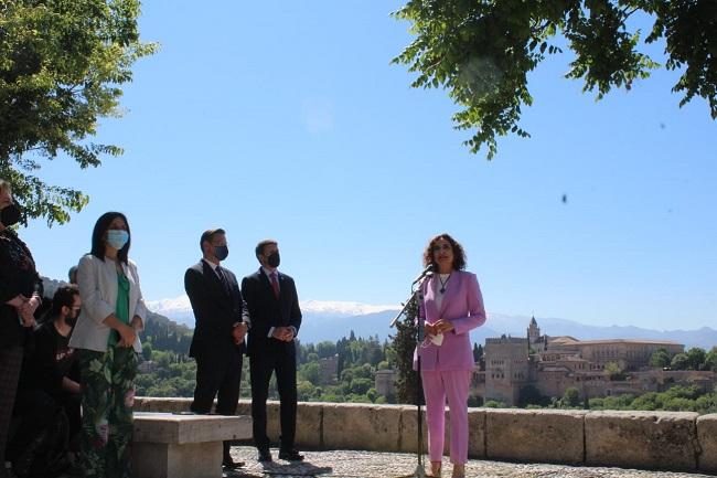 La ministra María Jesús Montero, este viernes en el Mirador de San Nicolás de Granada, durante la atención a medios.