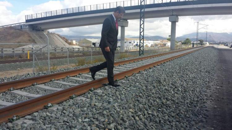 El ministro Rafael Catalá cruza las vías del tren en Granada.