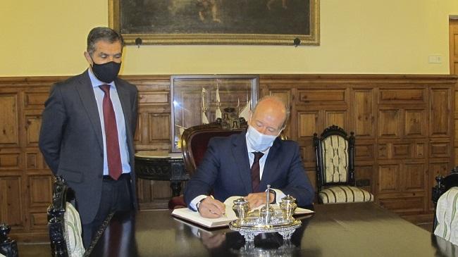 Lorenzo del Río junto a Juan Carlos Campo. El ministro de Justicia, este lunes en el TSJA.