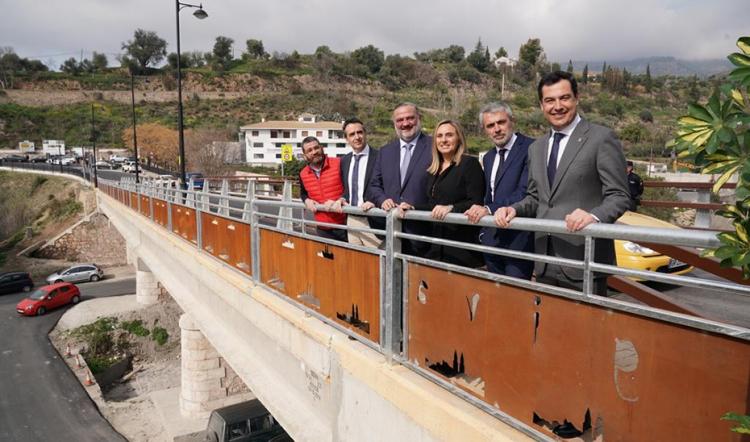 Juan Manuel Moreno, acompañado entre otros por el alcalde de Órgiva, la consejera de Fomento y el delegado de la Junta en Granada. 