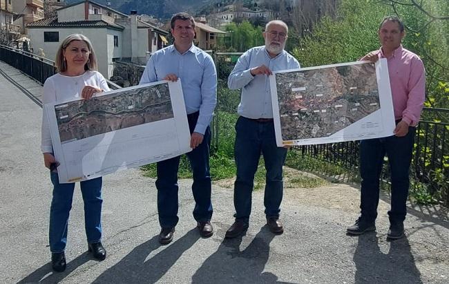 el alcalde y varios concejales del Equipo de Gobierno durante la presentación del nuevo sendero peatonal que unirá Monachil con Granada.