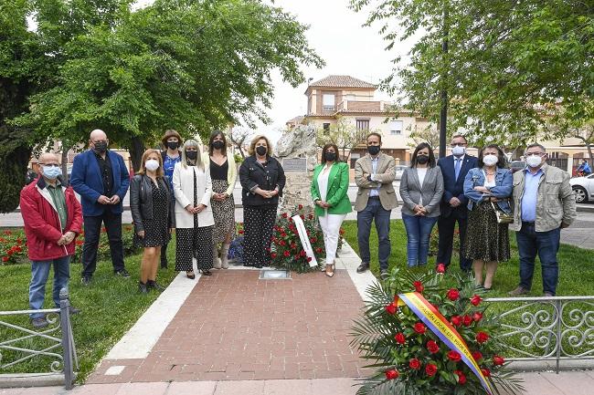 Ofrenda floral en el monolito dedicado a las víctimas del franquismo.