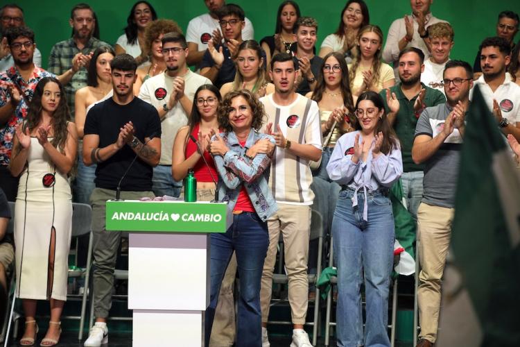Montero, saluda a los simpatizantes tras terminar su intervención en Maracena.