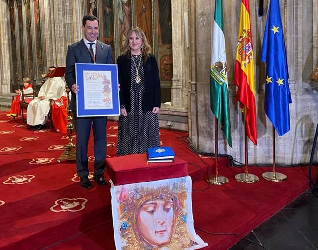 Moreno cuando recibió en enero pasado la medalla como hermano honorario de la hermandad del Rocío de Bruselas.