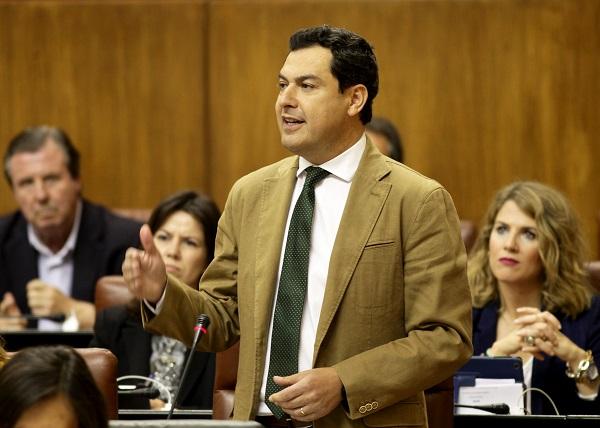 Juan Manuel Moreno en el pleno parlamentario de este jueves.