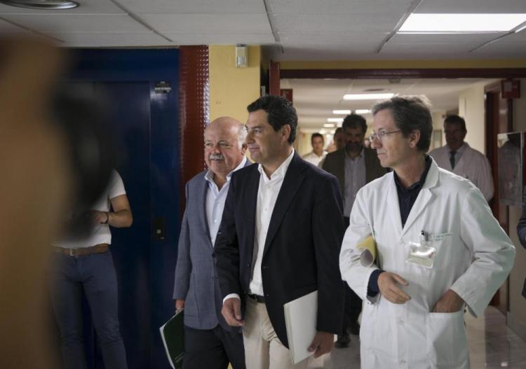 El presidente de la Junta, Juan Manuel Moreno, el consejero de Salud y Familias, Jesús Aguirre, y el portavoz del Gabinete de crisis de Listeriosis, J. M. Cisneros.
