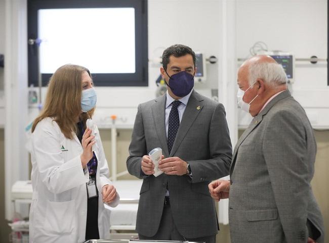 Juan Manuel Moreno, acompañado por el consejero Jesús Aguirre, en una visita al Hospital Macarena de Sevilla. Juan Manuel Moreno, acompañado por el consejero Jesús Aguirre, en una visita al Hospital Macarena de Sevilla.