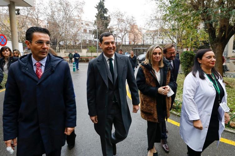 Juan Manuel Moreno, con el alcalde y la consejera de Fomento, en su visita al antiguo Clínico.