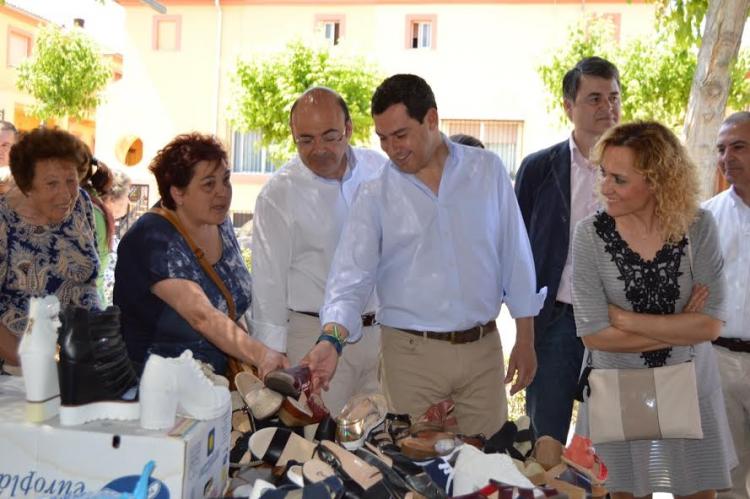 Juan Manuel Moreno, este viernes en el mercadillo de Atarfe.