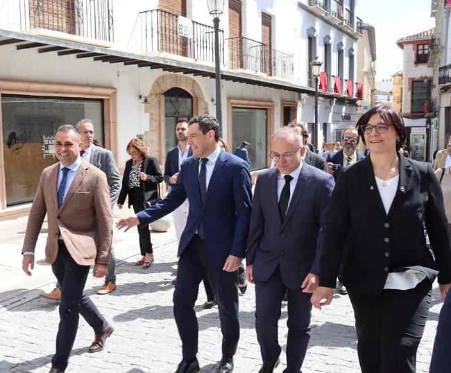 Moreno, junto a los representantes del PP local y provincial.