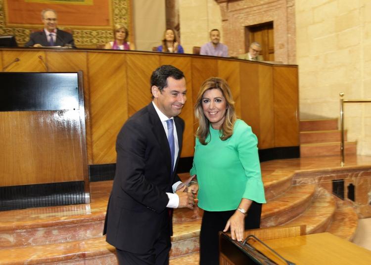 El PP anuncia una oposición "constructiva" pero "muy contundente". Juanma Moreno saluda a Susana Díaz tras su investidura.