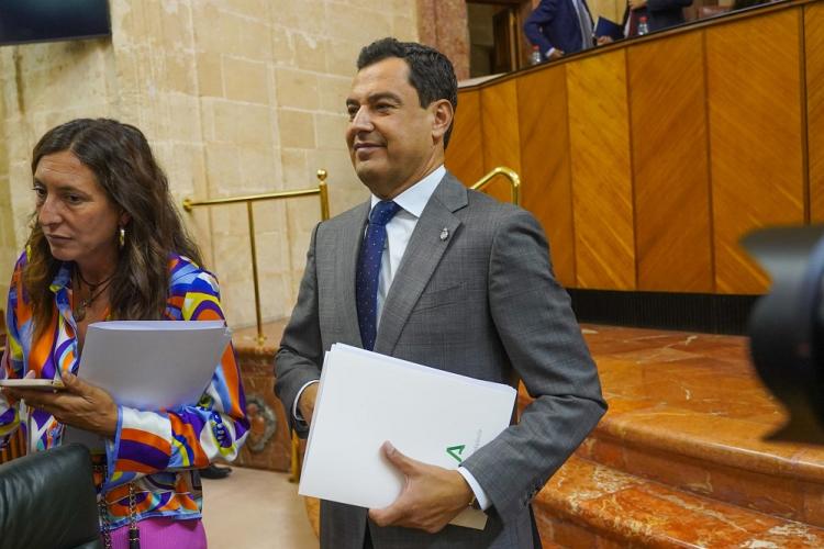 Juan Manuel Moreno, junto a Loles López, este miércoles en el pleno de investidura.