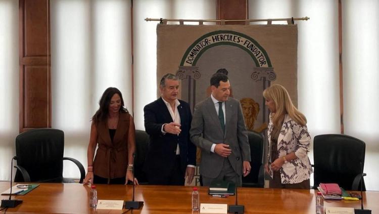 Juan Manuel Moreno, acompañado por los consejeros Antonio Sanz, Carolina España y Rocío Díaz. 