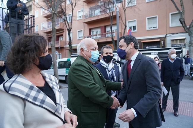 Juan Manuel Moreno saluda a Jesús Aguirre, este domingo en Jaén.