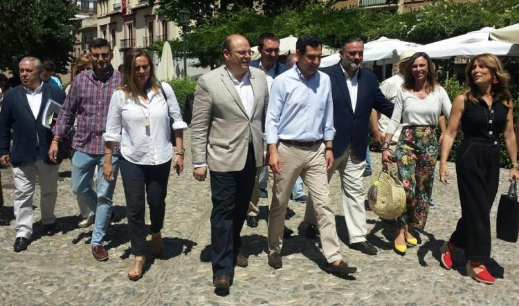 Juan Manuel Moreno, acompañado por Sebastián Pérez y otros cargos del PP granadino, este jueves en Granada.