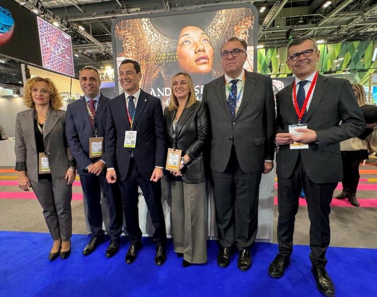 Juan Manuel Moreno, en la World Travel Market de Londres, junto al presidente de la Diputación, la alcaldesa de Granada y el consejero de Turismo, entre otros.