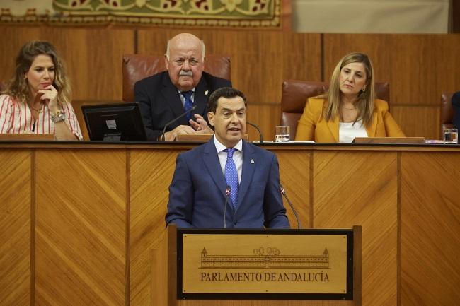 El presidente de la Junta de Andalucía, Juan Manuel Moreno, en el Pleno del Parlamento andaluz. 