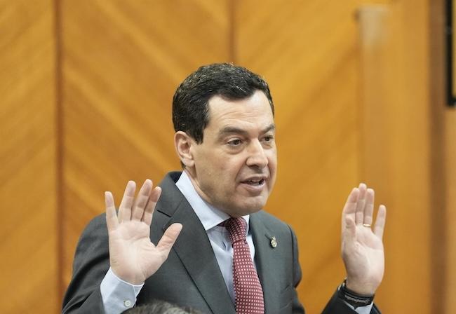 El presidente de la Junta de Andalucía, Juan Manuel Moreno, interviene durante la sesión de control en el pleno del Parlamento andaluz.