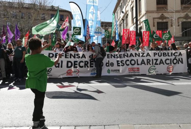 Llegada una de las manifestaciones a las puertas de la sede de la Junta.