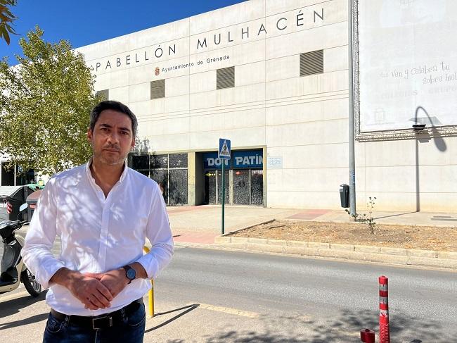 Eduardo Castillo junto al Pabellón Mulhacén.