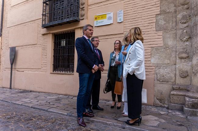 Los representantes del PP, a las puertas del Museo Arqueológico.