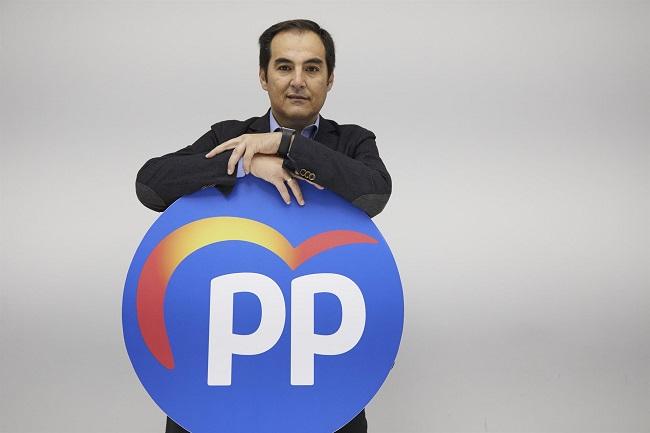 El portavoz del grupo parlamentario Popular, José Antonio Nieto, posa durante la entrevista a Europa Press en la sede del Partido Popular de Andalucía.