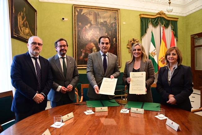 La alcaldesa y el consejero, con otros representantes de la Junta, en la firma del convenio.