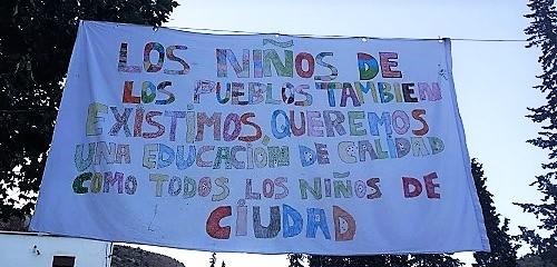 Detalle de una pancarta desplegada en los colegios de la Alpujarra contra los recortes al inicio del curso.