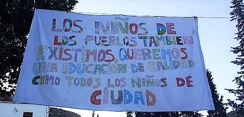 Detalle de una pancarta desplegada en los colegios de la Alpujarra contra los recortes al inicio del curso. Detalle de una pancarta desplegada en los colegios de la Alpujarra contra los recortes al inicio del curso.