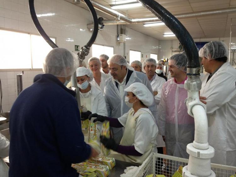 Sebastián Pérez durante su visita a la fábrica.