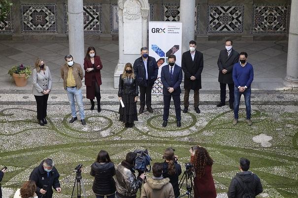 El alcalde, con los representantes de los grupos municipales y el Defensor, en la presentación de la iniciativa. El alcalde, con los representantes de los grupos municipales y el Defensor, en la presentación de la iniciativa.
