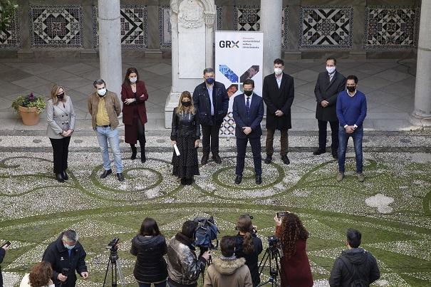 El alcalde, con los representantes de los grupos municipales y el Defensor, en la presentación de la iniciativa.