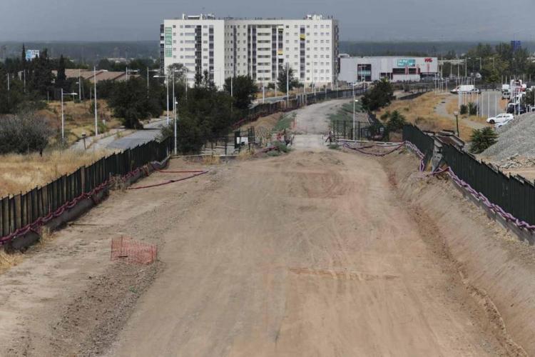 La capital ha cumplido quince meses sin conexiones ferroviarias. La paralización de las obras del AVE en Loja y la falta de alternativas por parte de Fomento, han prolongado inexplicablemente la situación.