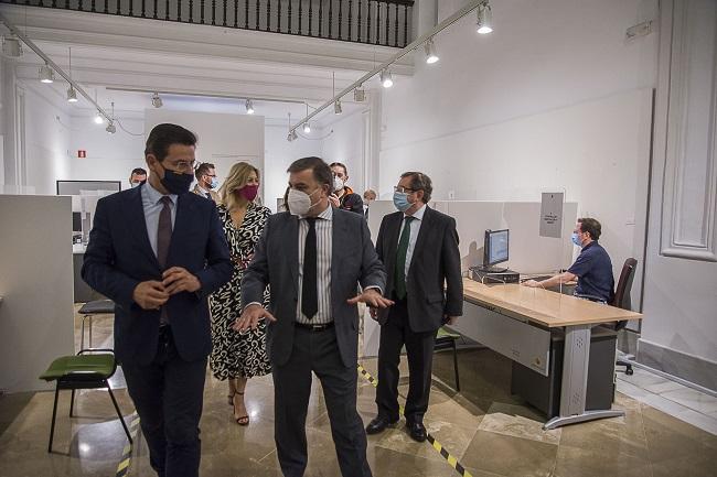 El alcalde, junto a otros concejales, en una visita a las oficinas municipales de Gran Capitán.