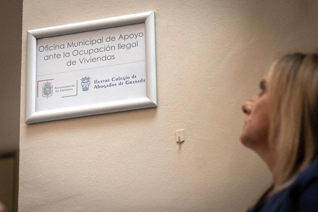 Placa instalada en la oficina antiocupación.