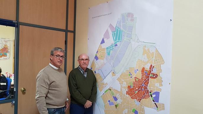 El concejal Ramón Fernández (izqda.) y el alcalde, Francisco Plata, junto al plano del nuevo PGOU