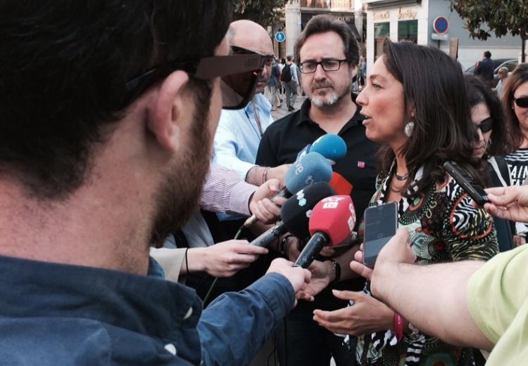 Mayte Olalla atiende a los medios.