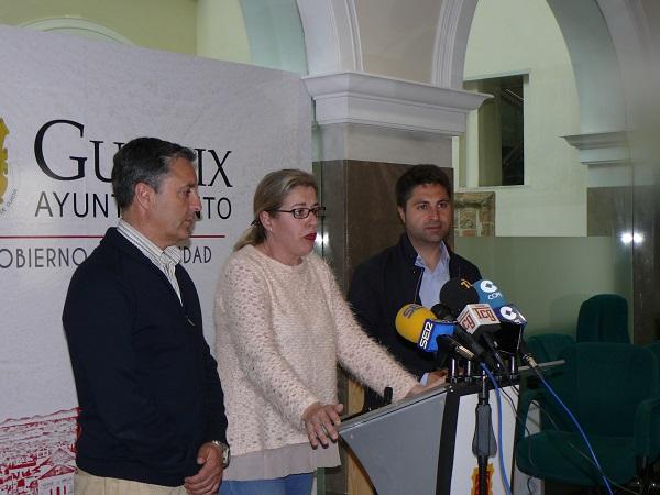 La alcaldesa, con dos de sus concejales, en rueda de prensa.