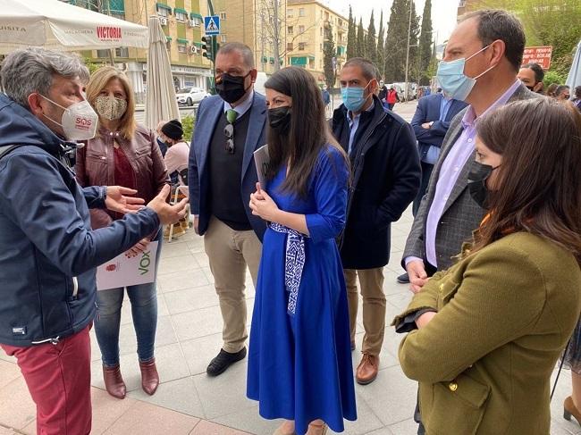 Macarena Olona, este lunes, en su visita a Granada.