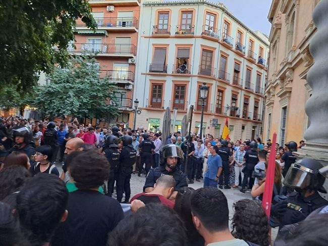 La Policía separa a los dos grupos a las puertas de Derecho, durante la conferencia de Olona.