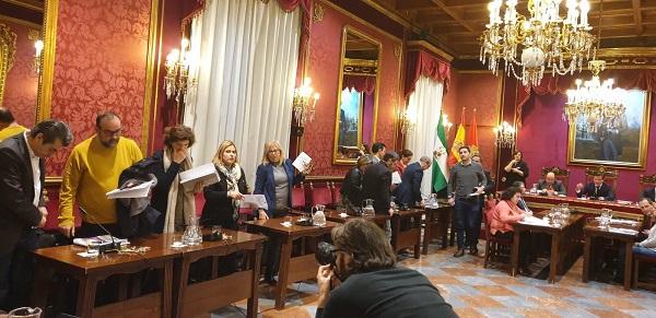 Los concejales de PSOE y Podemos-IU abandonan el pleno.