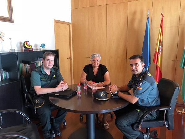 La alcaldesa de Órgiva con mandos de la Guardia Civil. La alcaldesa de Órgiva con mandos de la Guardia Civil.